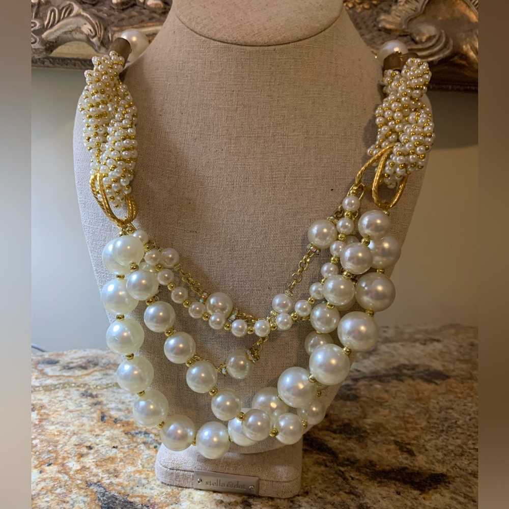 Statement necklace for classic style